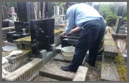 香炉、花立てなどの水洗い