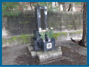 花、線香、水を捧げて合掌