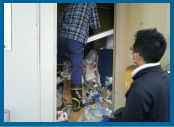 ゴミが山積みで部屋の扉が開かない状態