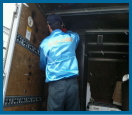 トラックに荷物積載