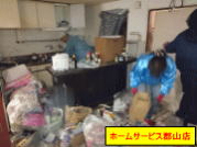 台所のゴミや不用品類の仕分け作業