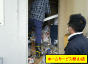 ゴミが山積みで扉が開かない状態の写真