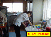 お話し相手と雑用事の複合作業写真