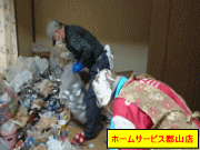 空缶、空き瓶類が散らかってる部屋