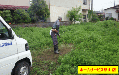 草刈り作業中の写真 