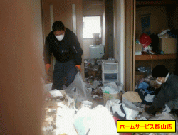 ゴミの分別・仕分け作業風景