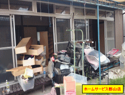 不用品類を部屋から運び出した状態の様子