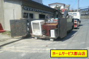 冷蔵庫、洗濯機、棚類をトラックに積載