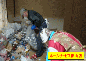 資源ゴミ、その他種類別に分別作業
