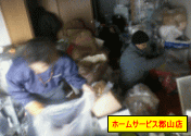 散らかった部屋の仕分作業