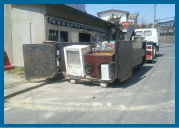 冷蔵庫、洗濯機、家具類をトラックに積載