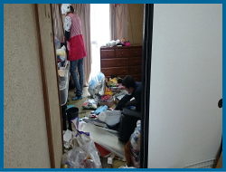 衣類などで散らかった部屋の片付け