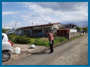 家周りに除草剤散布